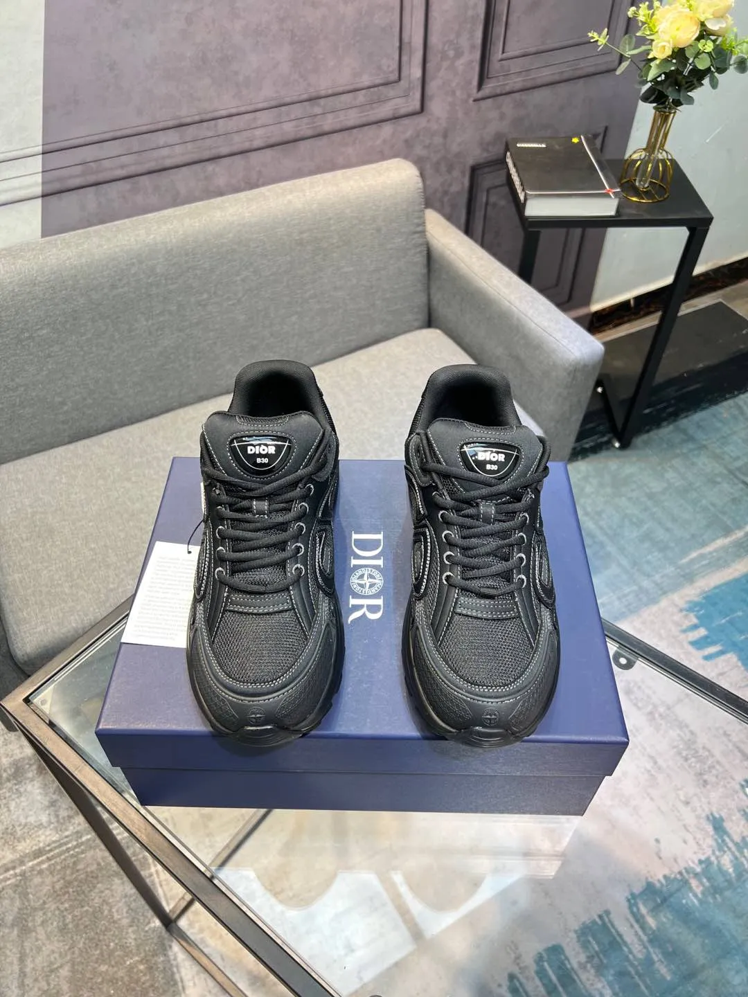 Men's shoes 💰600 high version joint model 🍸 Dior Dior The Island co-branded B30 sneakers follow the trend of the retro market and are Dad Shoes style shoes. The Dior logo on the tongue also indicates that this pair of shoes is the B30 model! B30 uses fine-textured leather and mesh cloth materials to form a shoe body. There are conspicuous letters CD on both sides of the shoe body to indicate the identity. Many lines on the shoe body outline the details, making the shoes look less monotonous and full of retro flavor. ♺ Upper: Original customized technical fabric + mesh ♺ Inner lining: Original customized breathable lining ♺ Outsole: Original molded IP foam + TPU outsole ♺ Heel height: 3.5cm ♺Code number: 39-44 (45 46 customized)